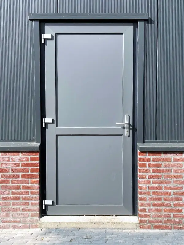 grijze kunststof bouwplast deur