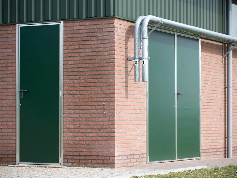Groene Omnidoren buiten in stal