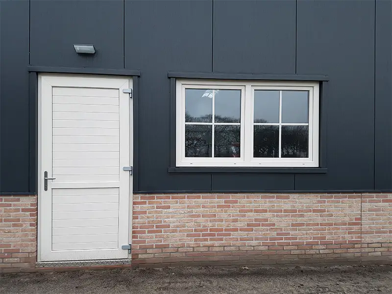 Kunststof deur wit met dichte panelen