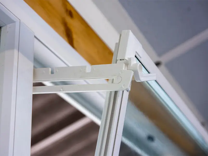 Openstaand kunststof valraam detail