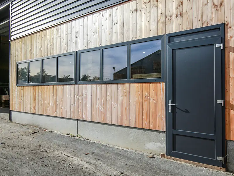 Loods bouwplast ramen en deuren antraciet