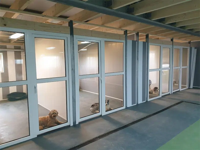 Witte kunststof deuren in hondenkennel
