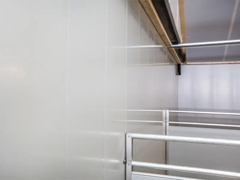 Hokafscheiding in varkensstal van Bouwplast kunststof panelen