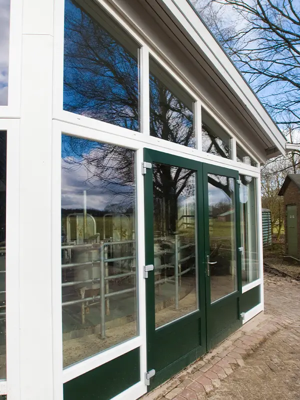 boerengroene kunststof kozijnen pui in melkstal