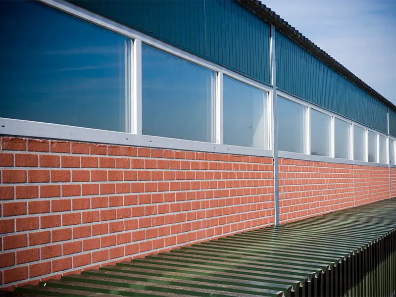 lichtstraat in stal met diffuus glas