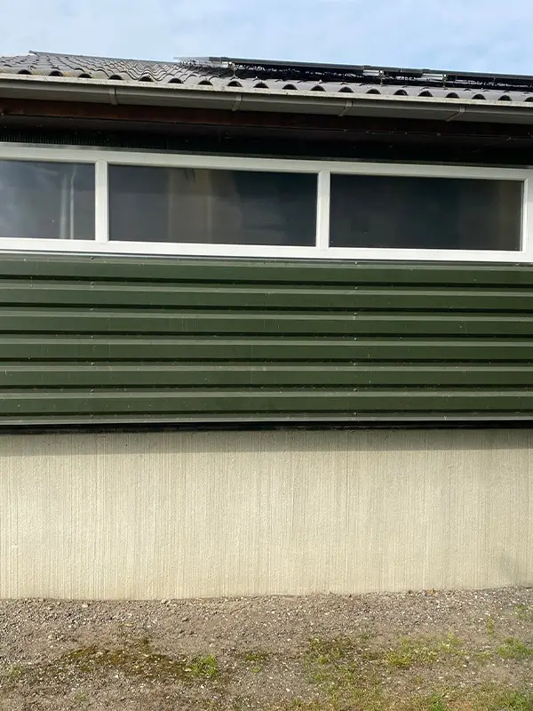 lichtstraat van Bouwplast kunststof stalramen boven groene sandwichwand