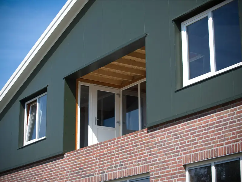 Agrarische bouw met witte Bouwplast draai kiep ramen