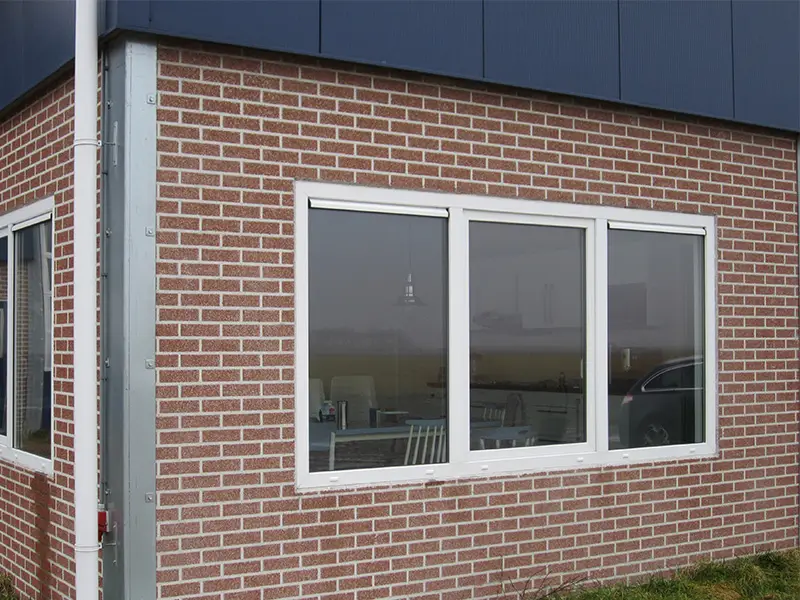 Drie witte bouwplast draai kiep kunststof kozijnen naast elkaar