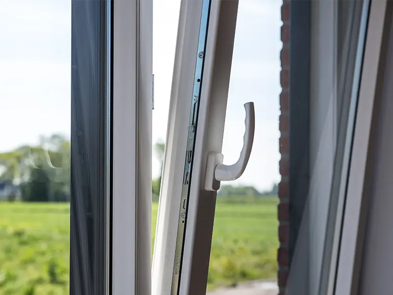 Detail wit bouwplast kozijn met witte handgreep