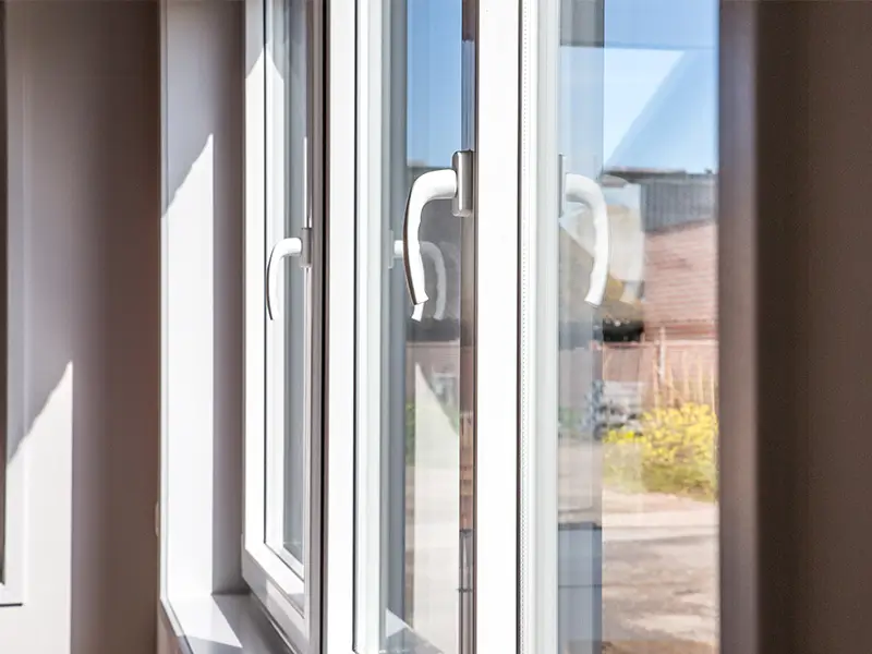 Detail van wit kunststof Bouwplast kozijn