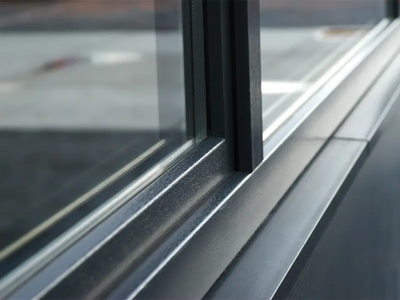 Detail antraciet kunststof Bouwplast kozijn