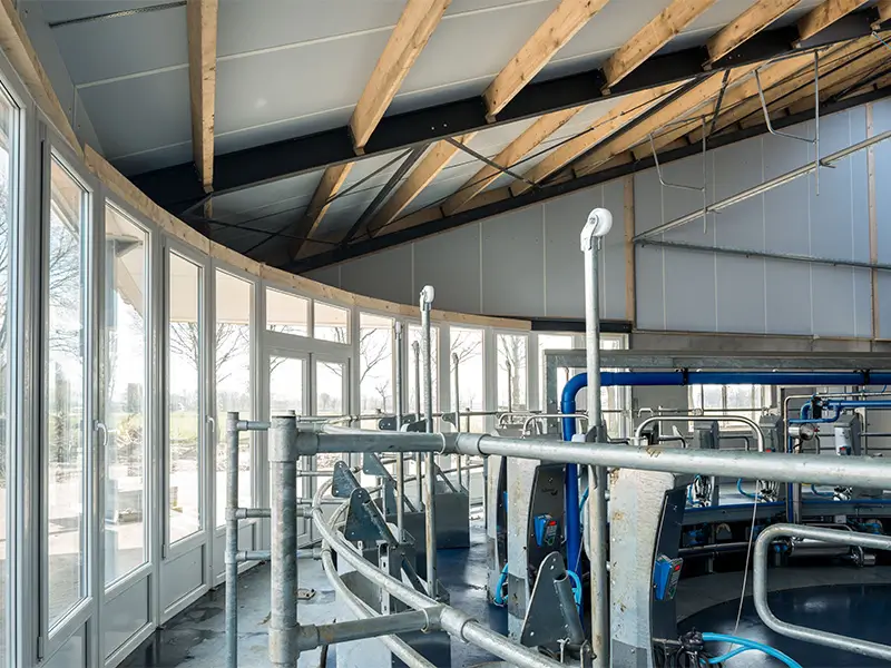 melkcarrousel ronde pui bouwplast kozijnen binnen